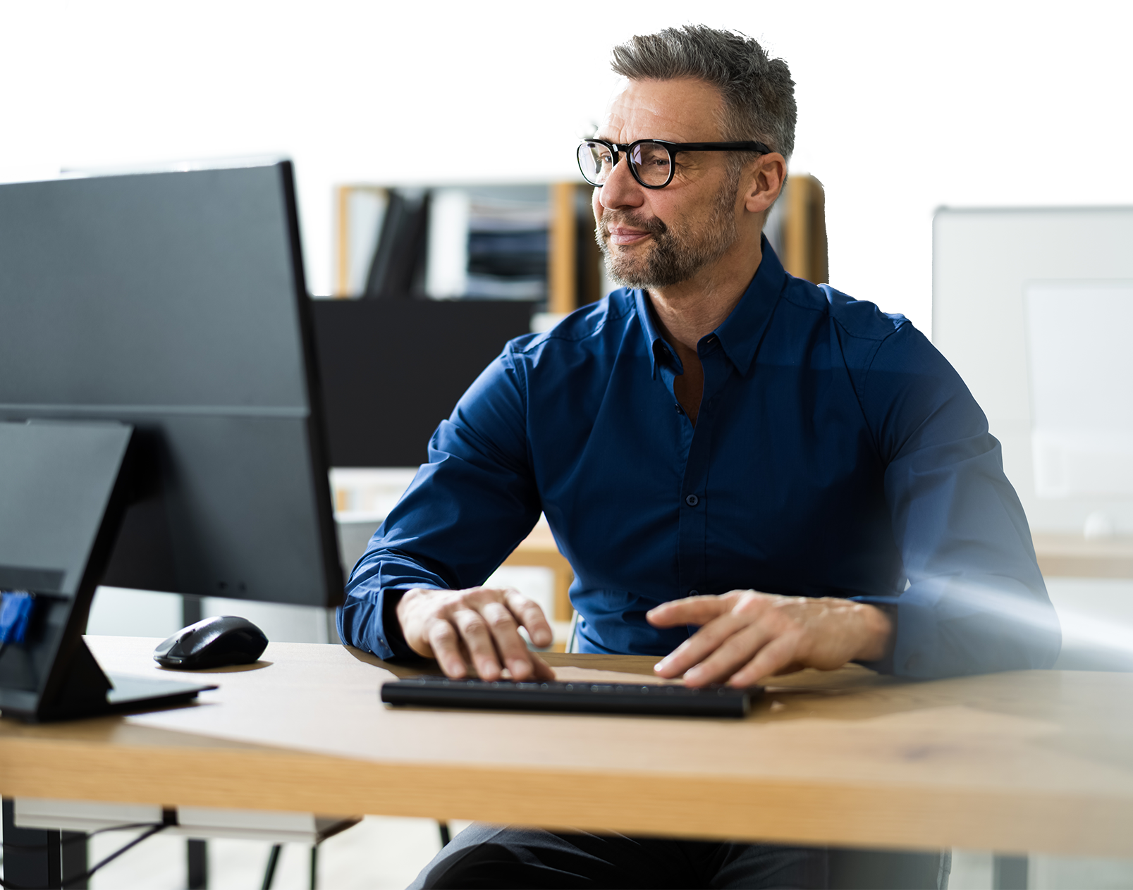 Homme devant son bureau